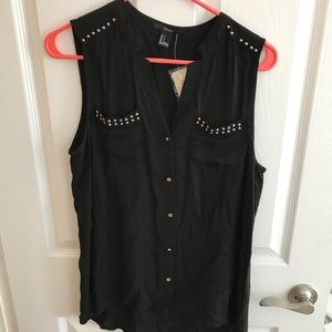 Sleeveless shirt with studs